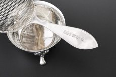 画像8: ヴィンテージシルバー、純銀製(925)　1972年 スタンド付き　花とスクロール装飾のティーストレイナー (8)