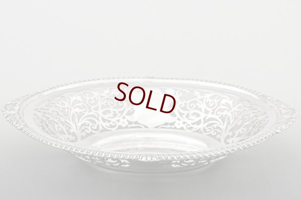 画像4: アンティークシルバー、アンティーク銀器、純銀製(925) 1906年　流れるようなハンドカットスクロール 透かし細工（ピアスワーク）のボンボンディッシュ