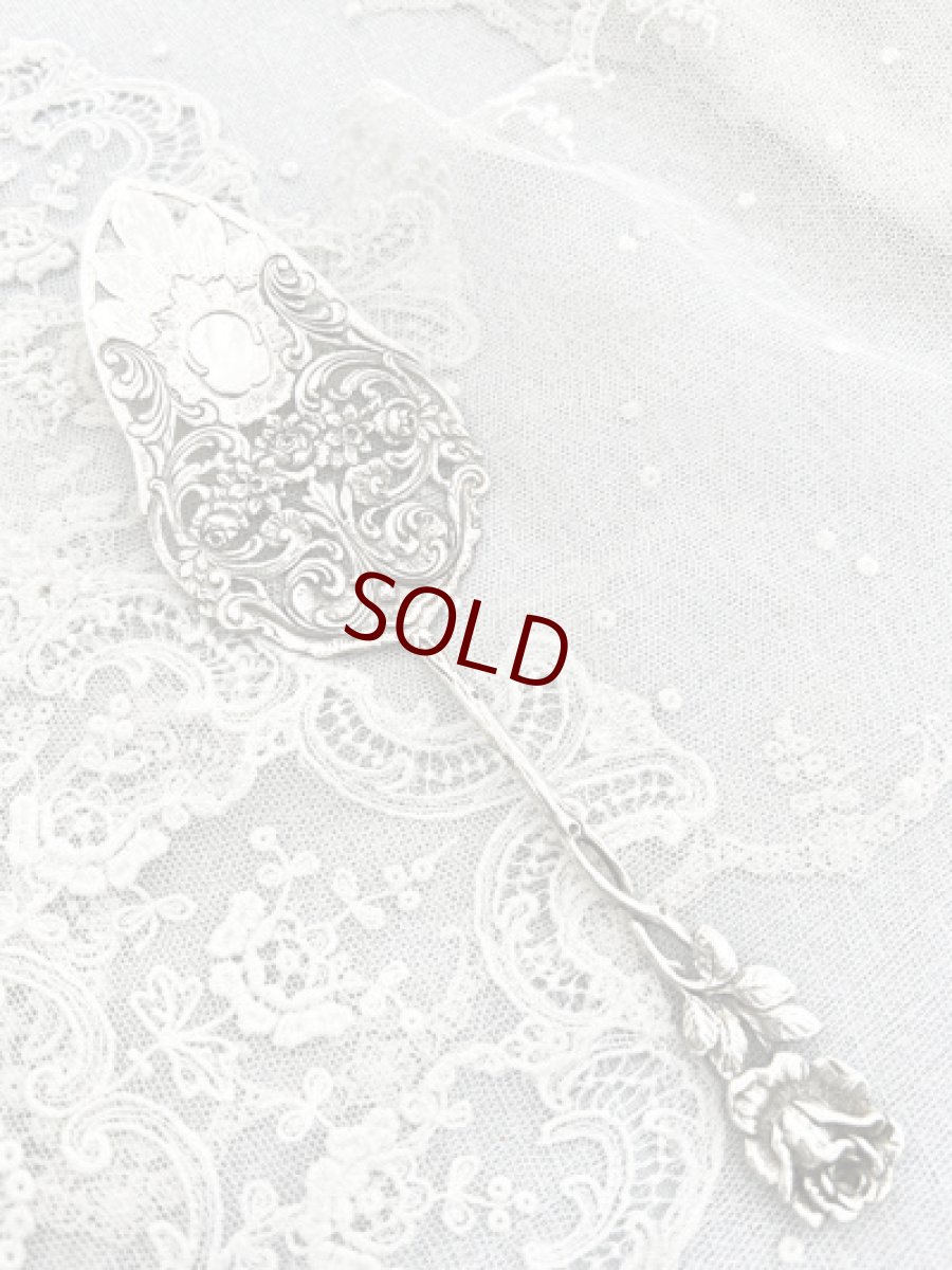 画像1: アンティークシルバー、アンティーク銀器、純銀製(835)  ドイツ製 ヒルデスハイムローズ 透かし細工 お花とスクロール装飾のケーキサーバー  (1)