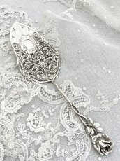 画像1: アンティークシルバー、アンティーク銀器、純銀製(835)  ドイツ製 ヒルデスハイムローズ 透かし細工 お花とスクロール装飾のケーキサーバー  (1)