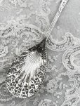 画像3: アンティークシルバー、アンティーク銀器、純銀製(925) 1905年 お花とスクロール装飾　美透かし細工のシェル型サービングスプーン