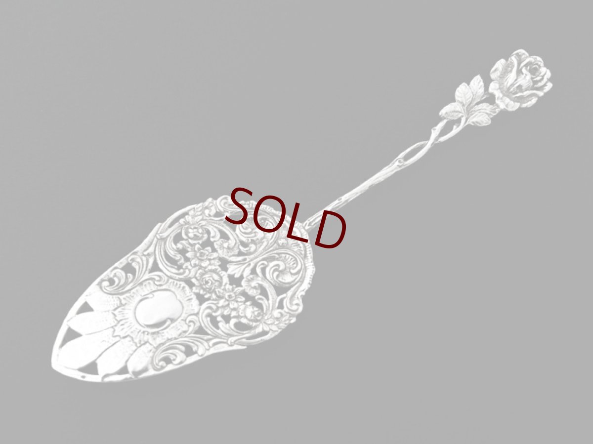 画像5: アンティークシルバー、アンティーク銀器、純銀製(835)  ドイツ製 ヒルデスハイムローズ 透かし細工 お花とスクロール装飾のケーキサーバー  (5)