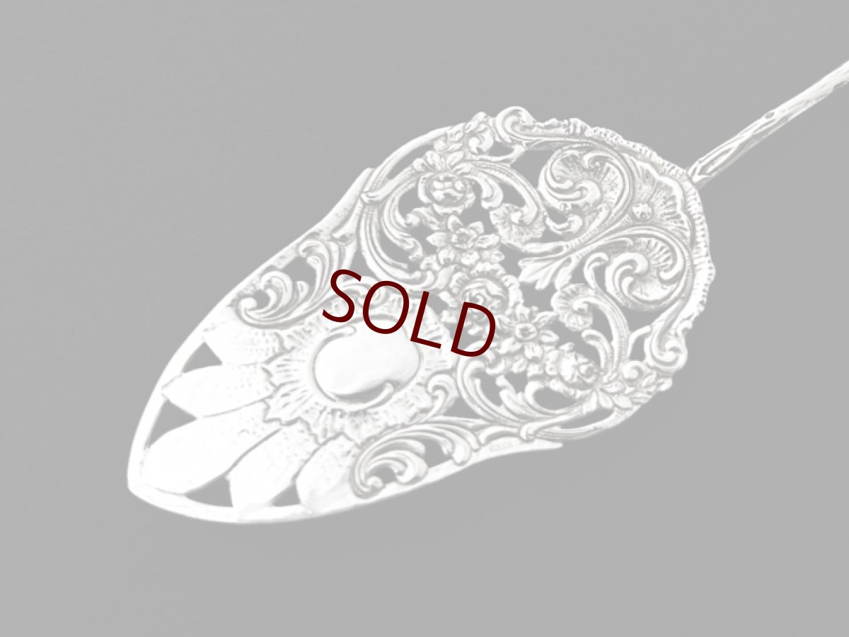 画像7: アンティークシルバー、アンティーク銀器、純銀製(835)  ドイツ製 ヒルデスハイムローズ 透かし細工 お花とスクロール装飾のケーキサーバー  (7)