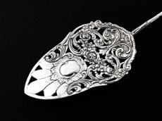 画像7: アンティークシルバー、アンティーク銀器、純銀製(835)  ドイツ製 ヒルデスハイムローズ 透かし細工 お花とスクロール装飾のケーキサーバー  (7)