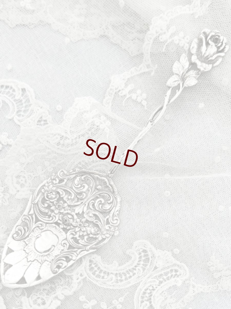 画像2: アンティークシルバー、アンティーク銀器、純銀製(835)  ドイツ製 ヒルデスハイムローズ 透かし細工 お花とスクロール装飾のケーキサーバー  (2)