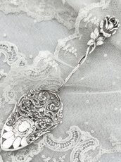 画像2: アンティークシルバー、アンティーク銀器、純銀製(835)  ドイツ製 ヒルデスハイムローズ 透かし細工 お花とスクロール装飾のケーキサーバー  (2)