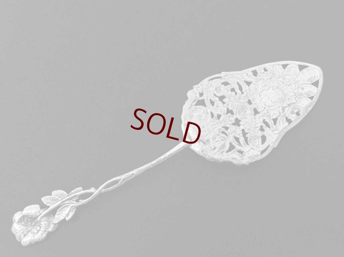 画像6: アンティークシルバー、アンティーク銀器、純銀製(835)  ドイツ製 ヒルデスハイムローズ 透かし細工 お花とスクロール装飾のケーキサーバー  (6)