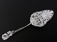 画像6: アンティークシルバー、アンティーク銀器、純銀製(835)  ドイツ製 ヒルデスハイムローズ 透かし細工 お花とスクロール装飾のケーキサーバー  (6)