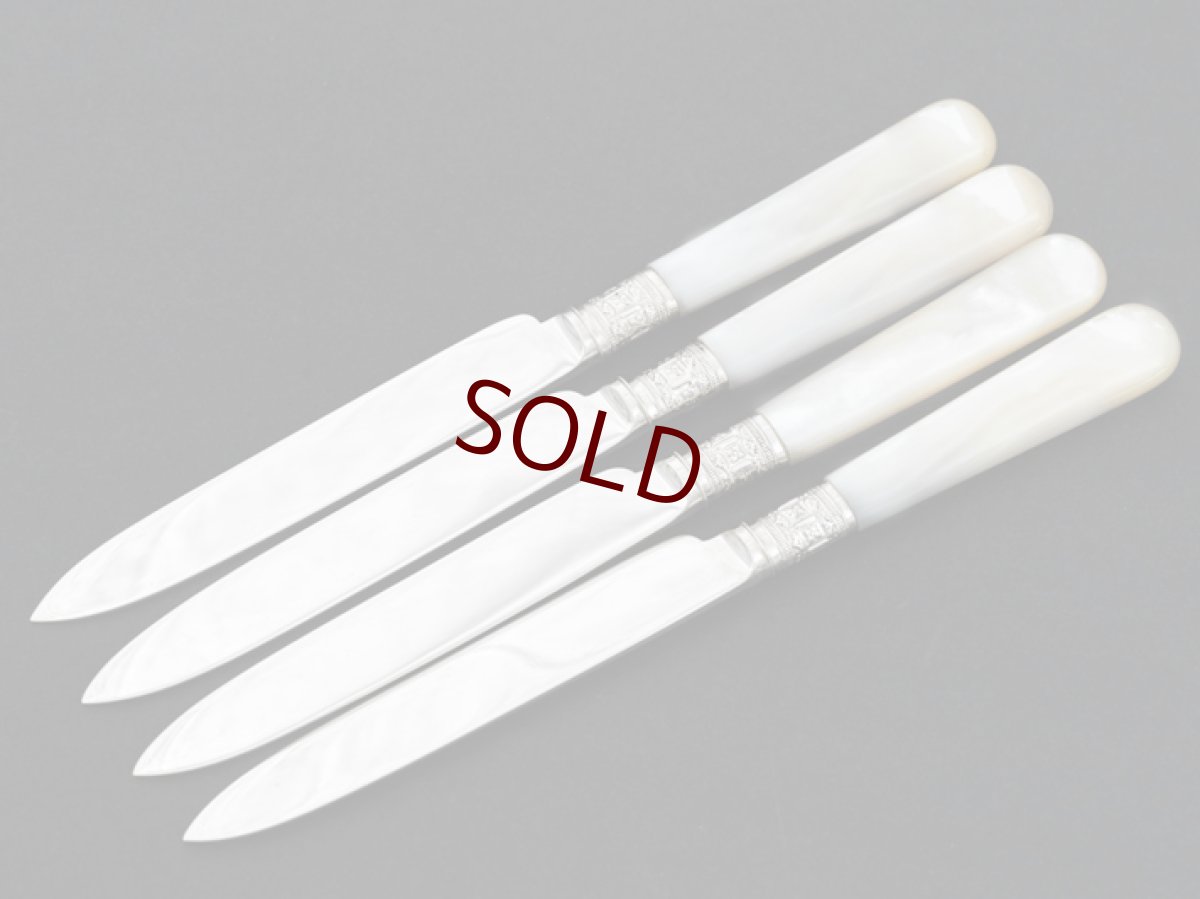 画像9: アンティークシルバー、アンティーク銀器、 純銀製(925) 1904年 白蝶貝 お花とスクロール装飾 デザートカトラリー4組セット (9)