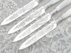 画像3: アンティークシルバー、アンティーク銀器、 純銀製(925) 1904年 白蝶貝 お花とスクロール装飾 デザートカトラリー4組セット (3)