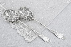 画像1: アンティークシルバー、アンティーク銀器、 純銀製(925)  1887年　美しい葉模様の手彫り彫刻　ツイストハンドル　ペアサービングスプーンセット (1)