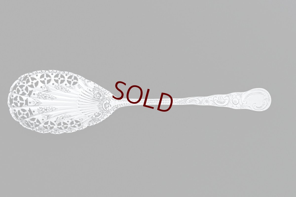 画像5: アンティークシルバー、アンティーク銀器、純銀製(925) 1905年 お花とスクロール装飾　美透かし細工のシェル型サービングスプーン (5)