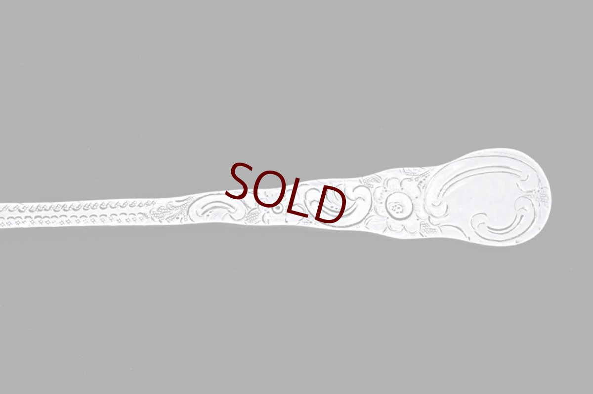 画像7: アンティークシルバー、アンティーク銀器、純銀製(925) 1905年 お花とスクロール装飾　美透かし細工のシェル型サービングスプーン (7)