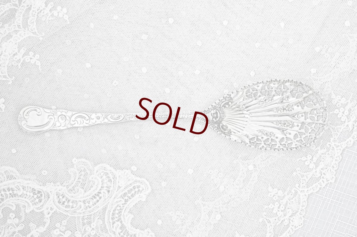 画像4: アンティークシルバー、アンティーク銀器、純銀製(925) 1905年 お花とスクロール装飾　美透かし細工のシェル型サービングスプーン (4)