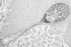 画像2: アンティークシルバー、アンティーク銀器、純銀製(925) 1905年 お花とスクロール装飾　美透かし細工のシェル型サービングスプーン (2)