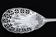 画像6: アンティークシルバー、アンティーク銀器、純銀製(925) 1905年 お花とスクロール装飾　美透かし細工のシェル型サービングスプーン (6)