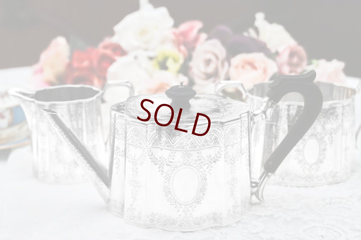 画像1: アンティークシルバー、アンティーク銀器、シルバープレート製 マッピン＆ウェッブ ヴィクトリア後期 お花のガーランドとシールド装飾 ティー3点セット (1)