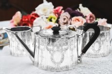 画像1: アンティークシルバー、アンティーク銀器、シルバープレート製 マッピン＆ウェッブ ヴィクトリア後期 お花のガーランドとシールド装飾 ティー3点セット (1)