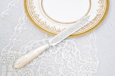 画像1: アンティークシルバー、アンティーク銀器、純銀製(925) 1866年 白蝶貝ハンドル 流れるようなスクロール装飾 ケーキナイフ (1)