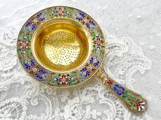 画像1: アンティークシルバー、アンティーク銀器、純銀製(925)　総金鍍金　特級　エナメル七宝　花とスクロール装飾のティーストレイナー (1)