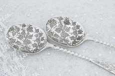 画像5: アンティークシルバー、アンティーク銀器、 純銀製(925)  1887年　美しい葉模様の手彫り彫刻　ツイストハンドル　ペアサービングスプーンセット (5)