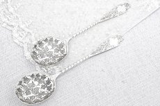 画像3: アンティークシルバー、アンティーク銀器、 純銀製(925)  1887年　美しい葉模様の手彫り彫刻　ツイストハンドル　ペアサービングスプーンセット (3)