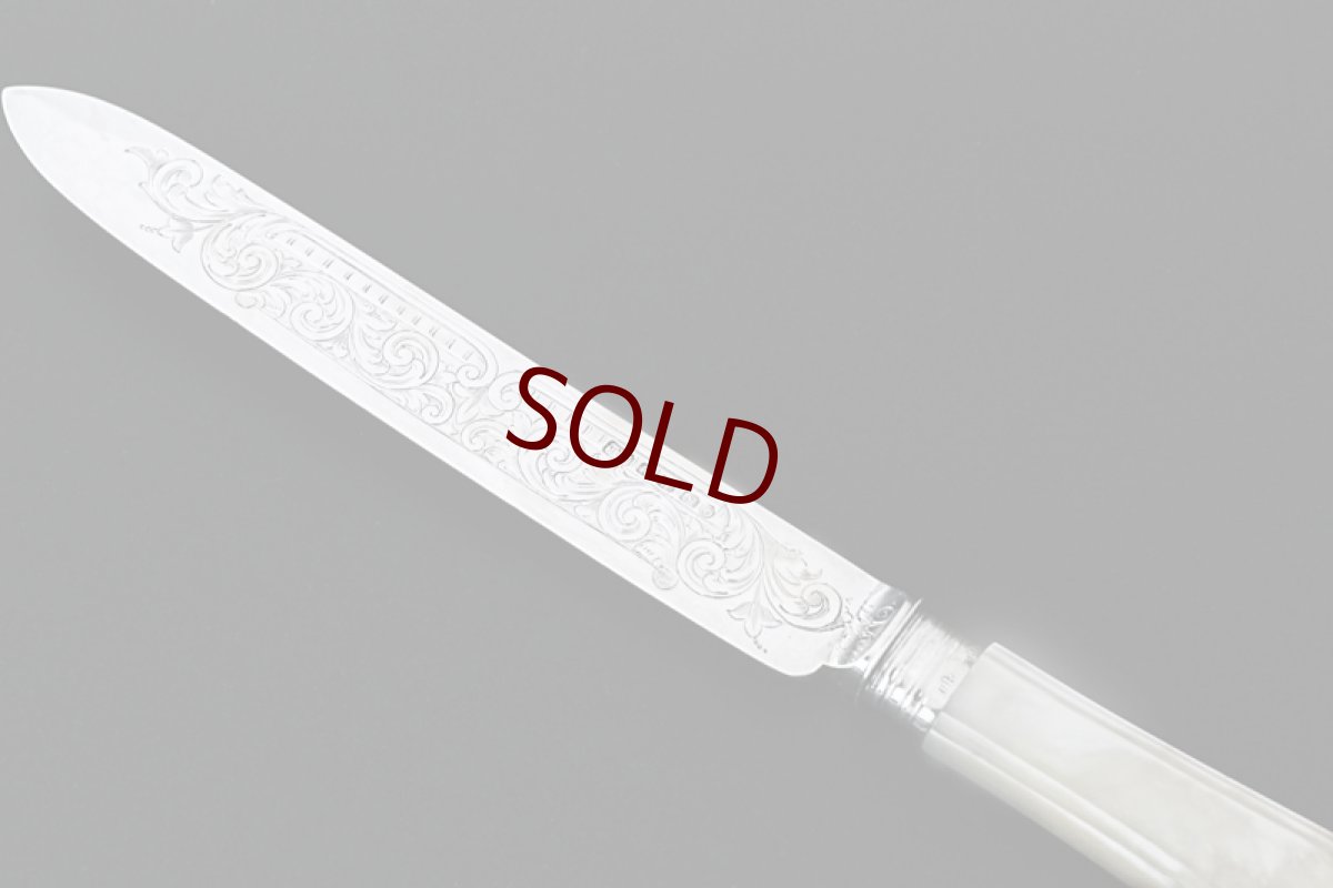 画像3: アンティークシルバー、アンティーク銀器、純銀製(925) 1866年 白蝶貝ハンドル 流れるようなスクロール装飾 ケーキナイフ (3)