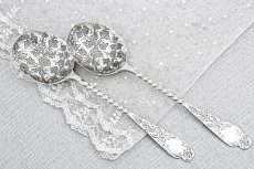 画像2: アンティークシルバー、アンティーク銀器、 純銀製(925)  1887年　美しい葉模様の手彫り彫刻　ツイストハンドル　ペアサービングスプーンセット (2)