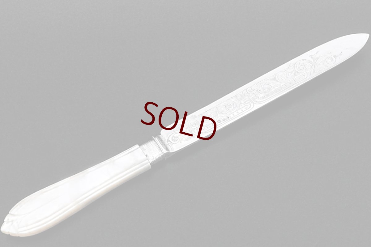画像5: アンティークシルバー、アンティーク銀器、純銀製(925) 1866年 白蝶貝ハンドル 流れるようなスクロール装飾 ケーキナイフ (5)