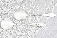 画像4: アンティークシルバー、アンティーク銀器、 純銀製(925)  1887年　美しい葉模様の手彫り彫刻　ツイストハンドル　ペアサービングスプーンセット (4)