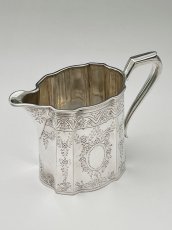 画像9: アンティークシルバー、アンティーク銀器、シルバープレート製 マッピン＆ウェッブ ヴィクトリア後期 お花のガーランドとシールド装飾 ティー3点セット (9)