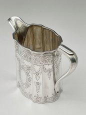 画像10: アンティークシルバー、アンティーク銀器、シルバープレート製 マッピン＆ウェッブ ヴィクトリア後期 お花のガーランドとシールド装飾 ティー3点セット (10)