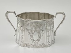 画像6: アンティークシルバー、アンティーク銀器、シルバープレート製 マッピン＆ウェッブ ヴィクトリア後期 お花のガーランドとシールド装飾 ティー3点セット (6)