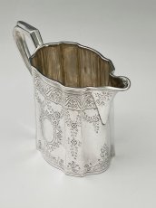 画像11: アンティークシルバー、アンティーク銀器、シルバープレート製 マッピン＆ウェッブ ヴィクトリア後期 お花のガーランドとシールド装飾 ティー3点セット (11)