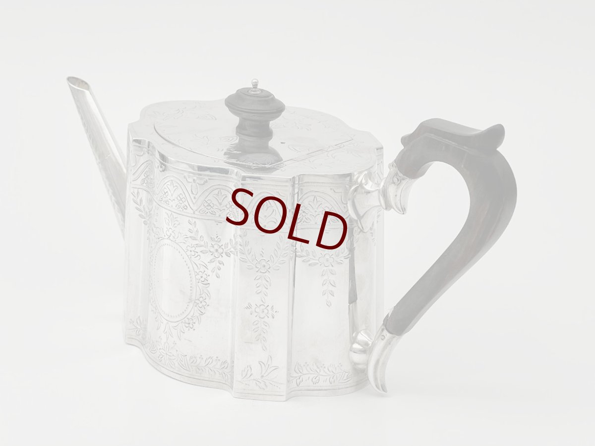 画像5: アンティークシルバー、アンティーク銀器、シルバープレート製 マッピン＆ウェッブ ヴィクトリア後期 お花のガーランドとシールド装飾 ティー3点セット (5)