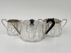 画像13: アンティークシルバー、アンティーク銀器、シルバープレート製 マッピン＆ウェッブ ヴィクトリア後期 お花のガーランドとシールド装飾 ティー3点セット (13)