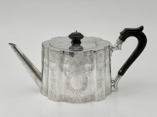 画像3: アンティークシルバー、アンティーク銀器、シルバープレート製 マッピン＆ウェッブ ヴィクトリア後期 お花のガーランドとシールド装飾 ティー3点セット (3)