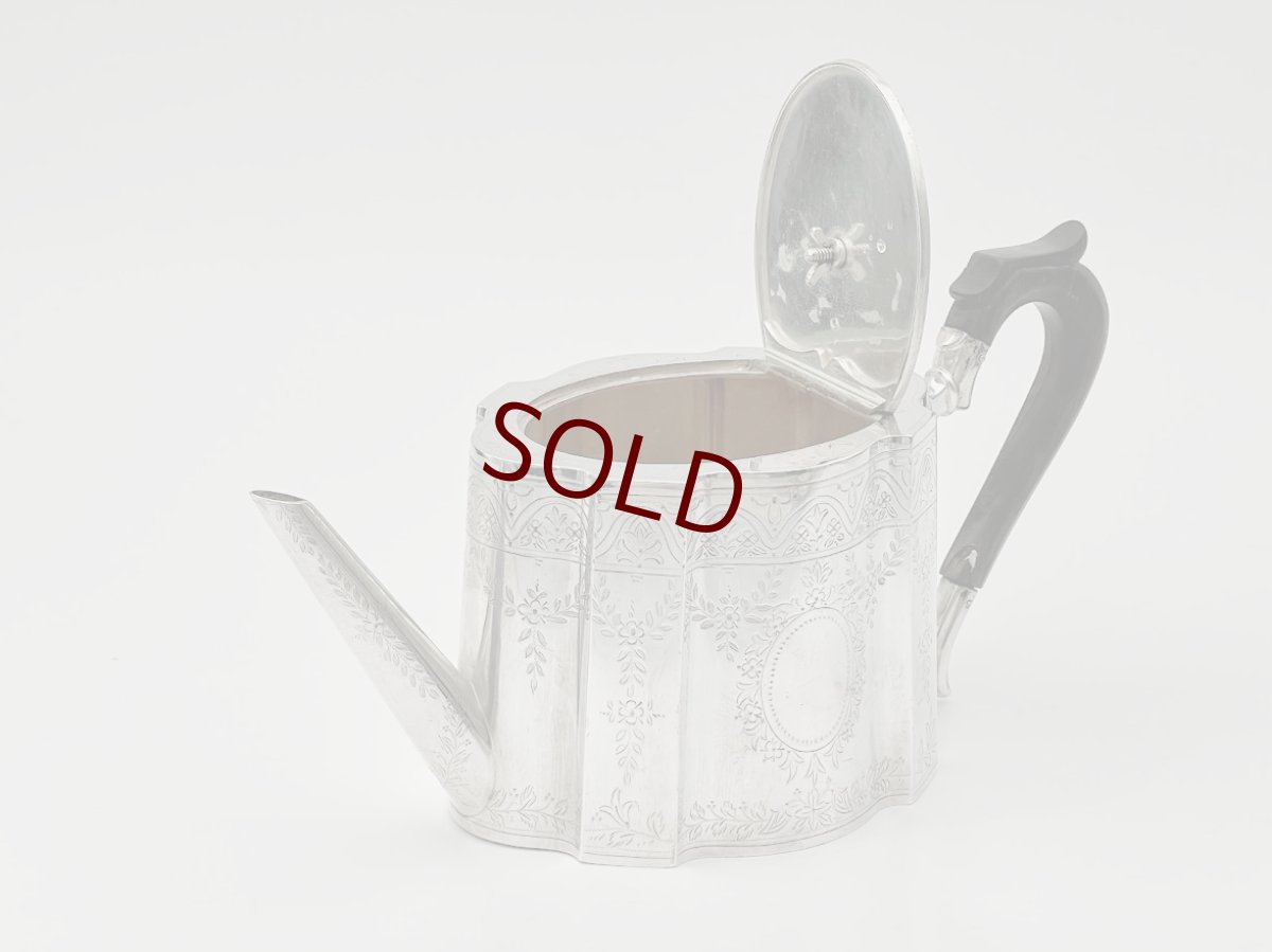 画像4: アンティークシルバー、アンティーク銀器、シルバープレート製 マッピン＆ウェッブ ヴィクトリア後期 お花のガーランドとシールド装飾 ティー3点セット (4)