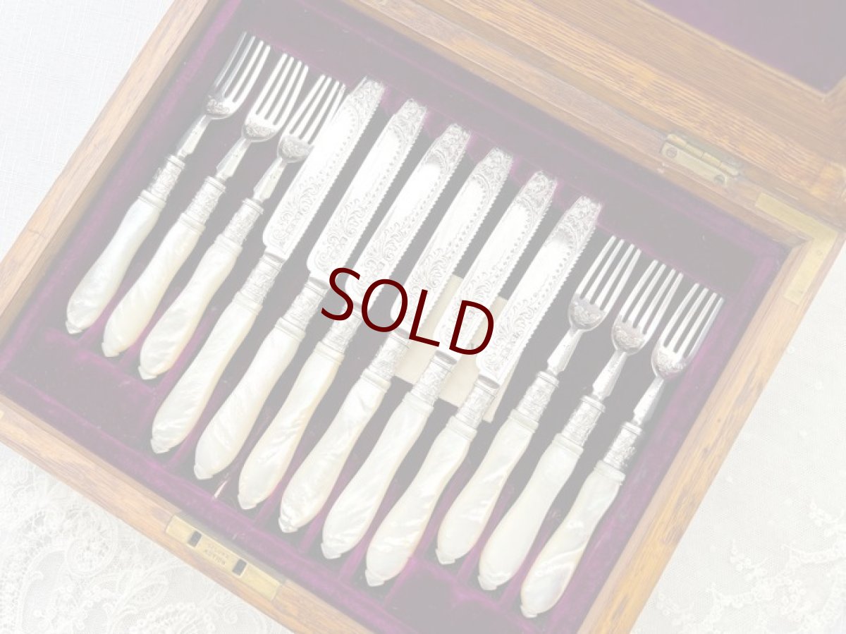 画像1: アンティークシルバー、アンティーク銀器、 純銀製(925) 1905年 美しいスクロール装飾 白蝶貝ハンドル デザートカトラリー 6組セット (1)