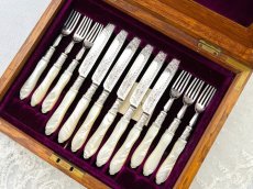 画像1: アンティークシルバー、アンティーク銀器、 純銀製(925) 1905年 美しいスクロール装飾 白蝶貝ハンドル デザートカトラリー 6組セット (1)