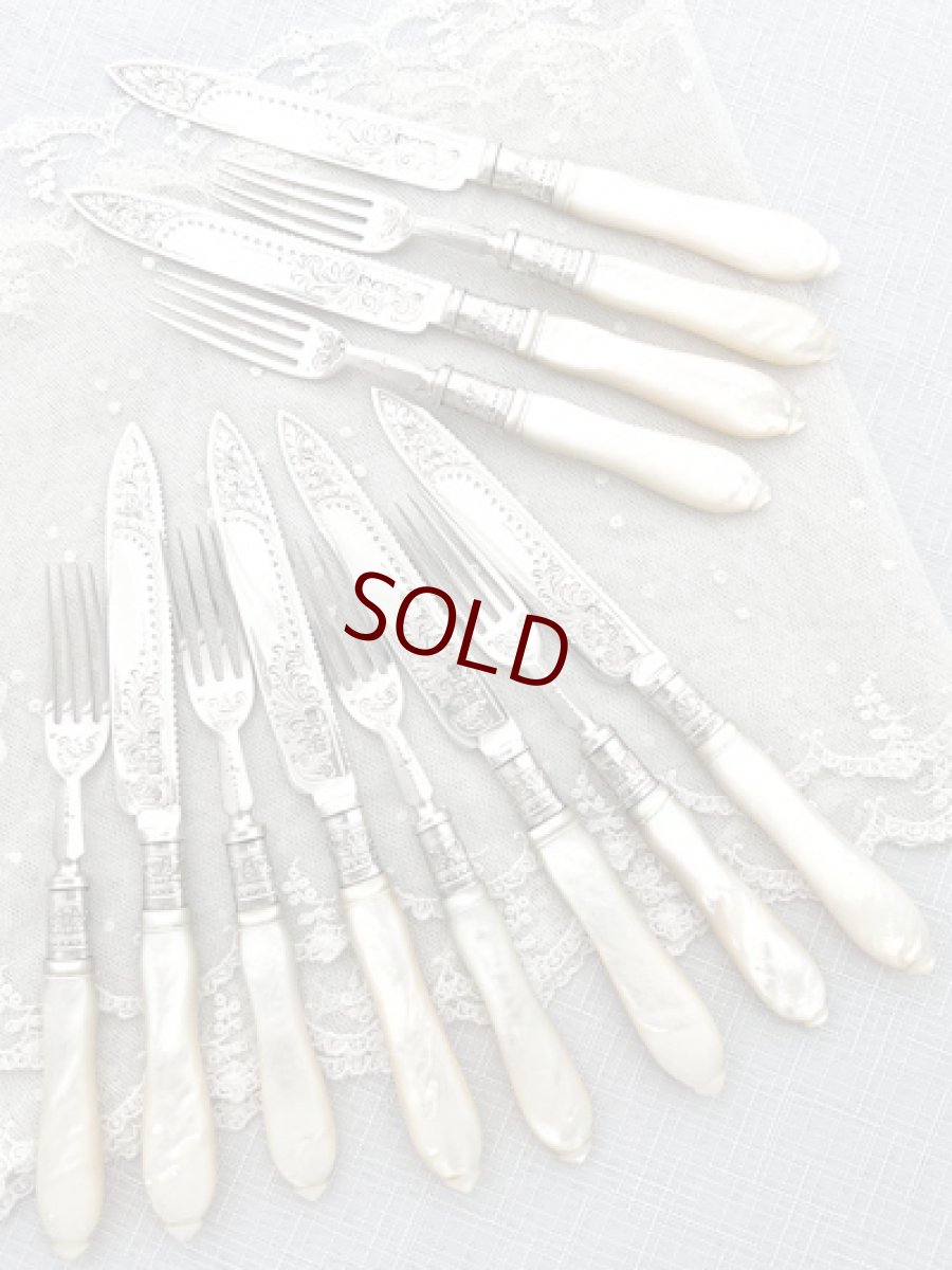 画像10: アンティークシルバー、アンティーク銀器、 純銀製(925) 1905年 美しいスクロール装飾 白蝶貝ハンドル デザートカトラリー 6組セット (10)