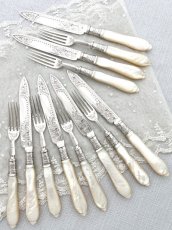 画像10: アンティークシルバー、アンティーク銀器、 純銀製(925) 1905年 美しいスクロール装飾 白蝶貝ハンドル デザートカトラリー 6組セット (10)