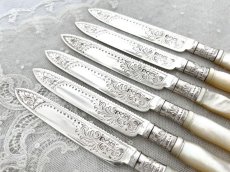 画像3: アンティークシルバー、アンティーク銀器、 純銀製(925) 1905年 美しいスクロール装飾 白蝶貝ハンドル デザートカトラリー 6組セット (3)