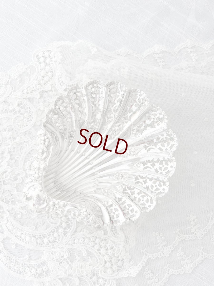 画像2: アンティークシルバー、アンティーク銀器、純銀製（925）アトキンズブラザース   美しいハンドチェイシングと透かし細工　シェル型　ディッシュ (2)