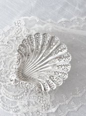 画像2: アンティークシルバー、アンティーク銀器、純銀製（925）アトキンズブラザース   美しいハンドチェイシングと透かし細工　シェル型　ディッシュ (2)