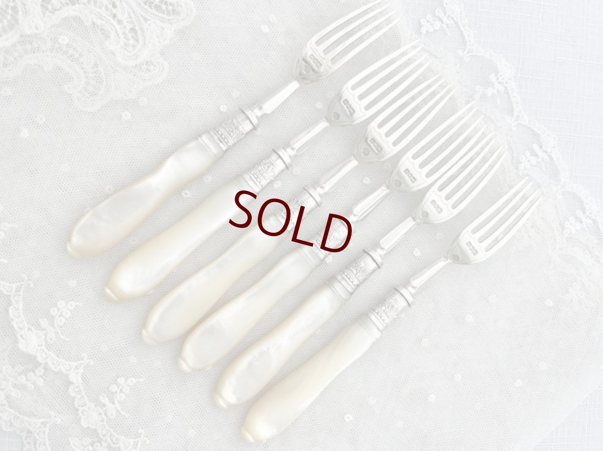 画像9: アンティークシルバー、アンティーク銀器、 純銀製(925) 1905年 美しいスクロール装飾 白蝶貝ハンドル デザートカトラリー 6組セット (9)