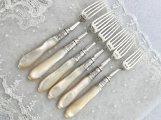 画像9: アンティークシルバー、アンティーク銀器、 純銀製(925) 1905年 美しいスクロール装飾 白蝶貝ハンドル デザートカトラリー 6組セット (9)