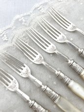 画像8: アンティークシルバー、アンティーク銀器、 純銀製(925) 1905年 美しいスクロール装飾 白蝶貝ハンドル デザートカトラリー 6組セット (8)