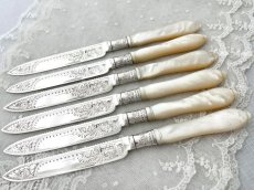 画像2: アンティークシルバー、アンティーク銀器、 純銀製(925) 1905年 美しいスクロール装飾 白蝶貝ハンドル デザートカトラリー 6組セット (2)