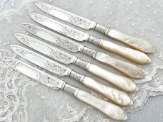 画像4: アンティークシルバー、アンティーク銀器、 純銀製(925) 1905年 美しいスクロール装飾 白蝶貝ハンドル デザートカトラリー 6組セット (4)